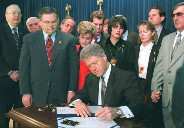 El presidente Bill Clinton firmó la Ley Helms-Burton en la Casa Blanca rodeado de importantes miembros de la ultraderecha anticubana de Miami.