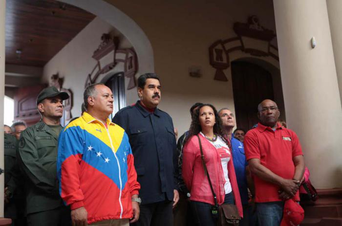 El presidente Maduro rindió homenaje a Chávez en el Cuartel de la Montaña. Lo acompañaron el diputado Diosdado Cabello (izquierda delante), el vicepresidente Aristóbulo Istúriz (derecha), la hija del Comandante Chávez, Rosa Virginia, entre otros. 