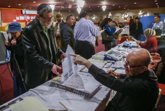 Un hombre recibe instrucciones para votar en Chicago, Illinois.
