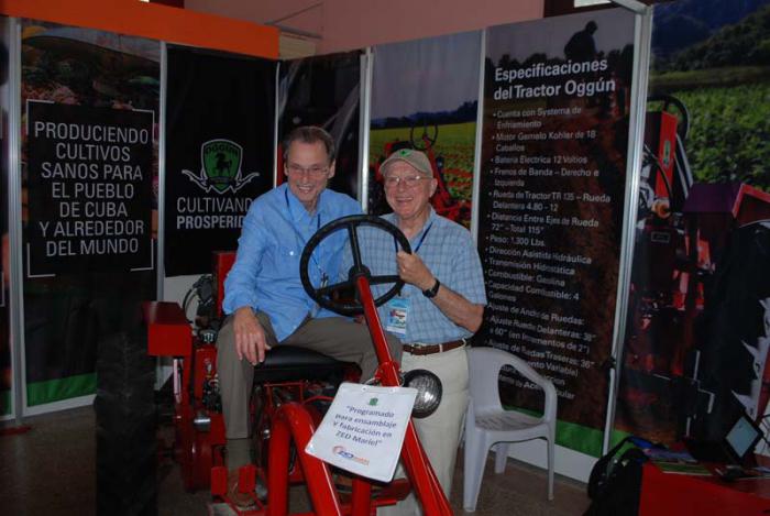 Saúl Berenthal (Izquierda) junto a Horace Clemmons, fundadadores de Cleber, montando su tractor Oggún. 