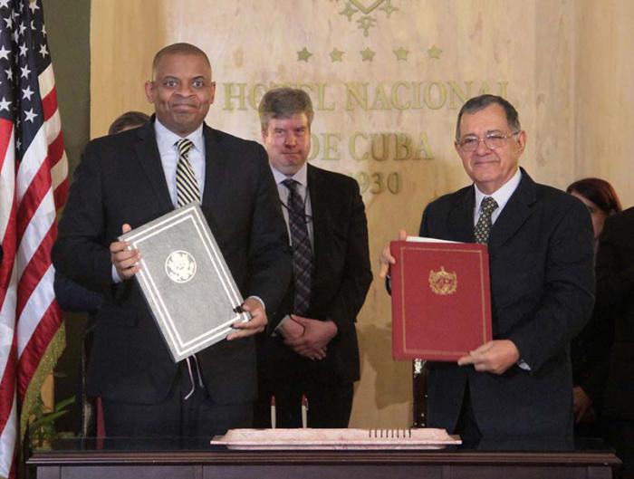 Ceremonia de firma del Memorando de Entendimiento para el establecimiento de vuelos regulares entre Cuba y los Estados Unidos. Excelentísimo Sr. Anthony Foxx, Secretario de Transporte de los Estados Unidos de América y AdelYzquierdo Rodríguez, Ministro de Transporte de Cuba, en la firma de los acuerdos.