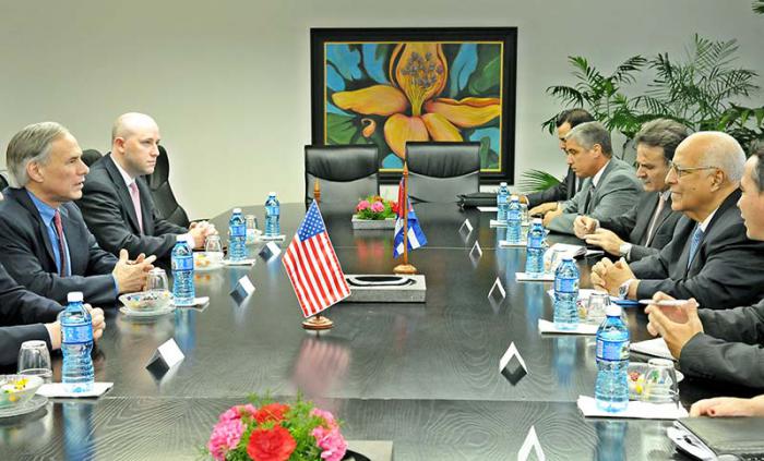 El Vicepresidente del Consejo de Ministros, Ricardo Cabrisas Ruiz recibe en el Consejo de Ministros  Mr Greg Abbott Gobernador del Estado de Texas, Estados Unidos de América.