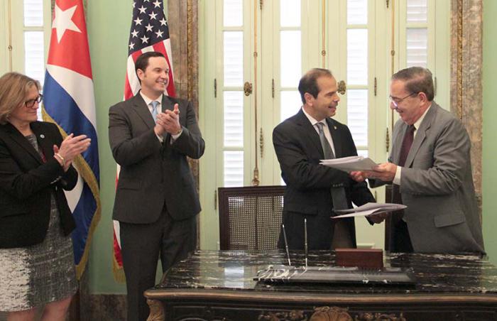 Firma del Memorando de Entendimiento entre el Ministerio de Ciencia, Tecnología y Medio Ambiente de Cuba, a través del Centro Nacional de Áreas Protegidas y la Administración Nacional Atmosférica y Oceánica del Departamento de Comercio de los Estados Unidos y el Servicio de Parques Nacionales del Departamento del Interior de los Estados Unidos, sobre cooperación para la protección de áreas protegidas.Dr. Fernando Mario González Bermúdez, viceministro primero del Ministerio de Ciencia Tecnología y Medio Ambiente de Cuba (derecha) y Pedro Ramos, superintendente de los Parques Nacionales Everglades y Dry Tortugas del Servicio Nacional de Parques del Departamento del Interior de los Estados Unidos (izquierda).