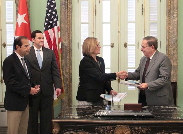 5.	Firma del Memorando de Entendimiento entre el Ministerio de Ciencia, Tecnología y Medio Ambiente de la República de Cuba, a través del Centro Nacional de Áreas Protegidas y la Administración Nacional Atmosférica y Oceánica del Departamento de Comercio de los Estados Unidos y el Servicio de Parques Nacionales del Departamento del Interior de los Estados Unidos, sobre cooperación para la protección de áreas protegidas. Dra, Kathryn D. Sullivan subsecretaria de Comercio para el Océano y la Atmósfera (izquierda) y Fernando Mario González Bermúdez, viceministro primero del Ministerio de Ciencia Tecnología y Medio Ambiente de la República de Cuba (derecha).