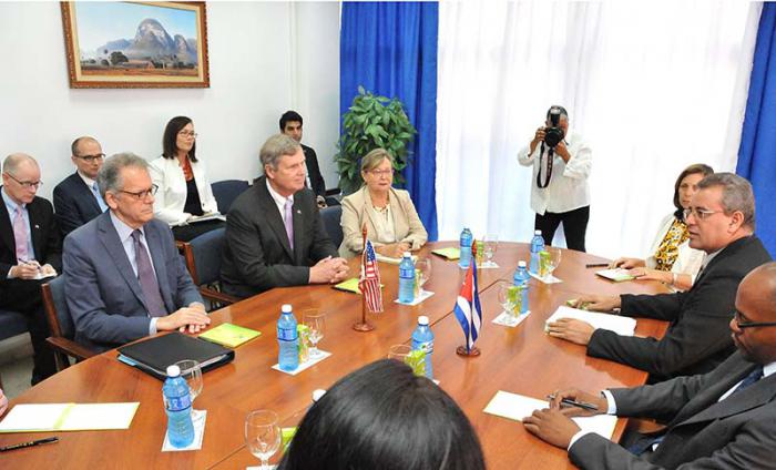 Gustavo Rodríguez Rollero, Ministro de Agricultura de Cuba, recibe a Thomas Vilsack, Secretario Agricultura de los Estados Unidos, en la sede del organismo. A la derecha de Rollero, Josefina Vidal del MINREX y a la izquierda de Thomas, el Encargado de Negocios a.i. de la Embajada de los Estados Unidos en Cuba, Jeffrey DeLaurentis.