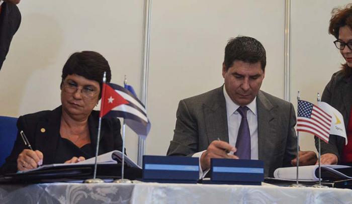 Firma del primer acuerdo entre la Empresa de Telecomunicaciones de Cuba Etecsa y la Sprint CommunicationsCompany LP. (Sprint) de Estados Unidos. Por la parte cubana firmó Hilda Arias Pérez, directora central de Servicios Móviles de Etecsa, mientras que por los Estados Unidos lo hizo Marcelo Claure, presidente de Sprint. 