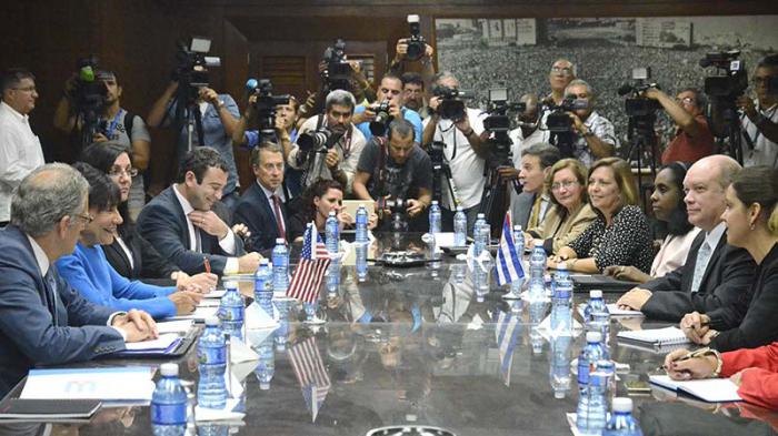 PennyPritzker, Secretaria de Comercio de los Estados Unidos es recibido por Bruno Rodríguez (Ministros de Relaciones Exteriores).