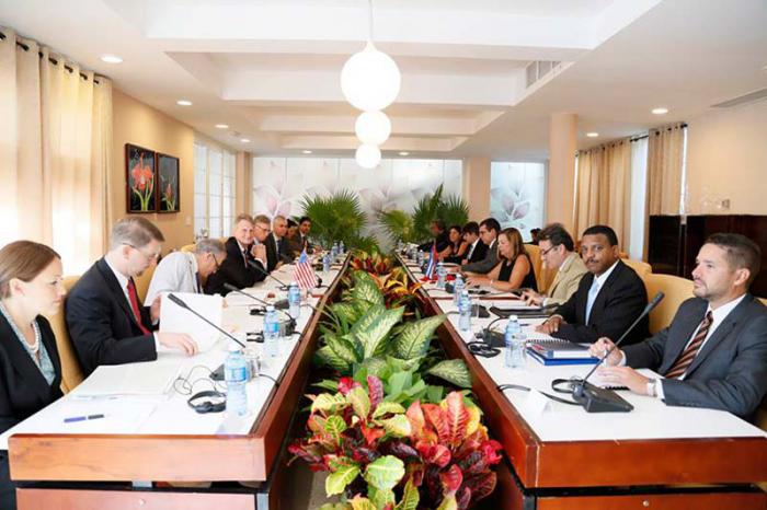 La Habana fue sede del primer encuentro de la Comisión bilateral Cuba - Estados Unidos anunciada el pasado 14 de agosto. La delegación cubana estuvo presidida por la directora general de Estados Unidos del Ministerio de Relaciones Exteriores, Josefina Vidal Ferreiro, y la estadounidense por el subsecretario adjunto para los Asuntos del Hemisferio Occidental del Departamento de Estado, Edward Alex Lee. 