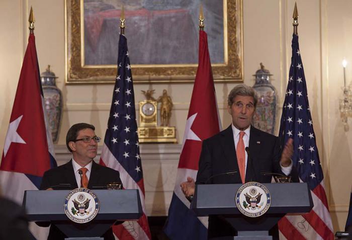 Bruno Rodríguez, canciller cubano y John Kerry, secretario de Estado de EE.UU. durante la conferencia de prensa en el Departamento de Estado, Washington.
