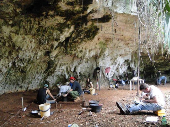 Integrantes del equipo de especialistas en pleno trabajo de campo, durante la última campaña de excavaciones arqueológicas efectuada en noviembre del 2015.