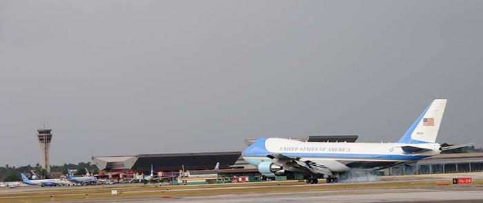 Llegada de Barack Obama, Presidente de los EEUU a Cuba por el aeropuerto internacional José Martí, donde fue recibido por Bruno Rodríguez Parrilla, Ministro de Relaciones Exteriores de la República de Cuba.