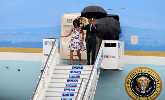 Llegada de Barack Obama, Presidente de los EEUU a Cuba por el aeropuerto internacional José Martí, donde fue recibido por Bruno Rodríguez Parrilla, Ministro de Relaciones Exteriores de la República de Cuba.