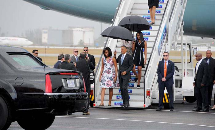 Llegada de Barack Obama, Presidente de los EEUU a Cuba por el aeropuerto internacional José Martí, donde fue recibido por Bruno Rodríguez Parrilla, Ministro de Relaciones Exteriores de la República de Cuba.