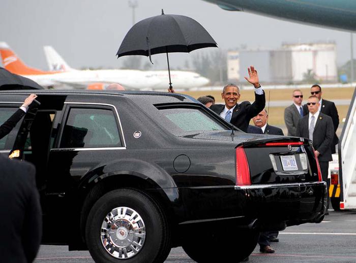 Llegada de Barack Obama, Presidente de los EEUU a Cuba por el aeropuerto internacional José Martí, donde fue recibido por Bruno Rodríguez Parrilla, Ministro de Relaciones Exteriores de la República de Cuba.