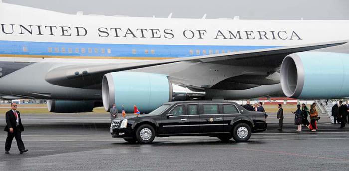 Llegada de Barack Obama, Presidente de los EEUU a Cuba por el aeropuerto internacional José Martí, donde fue recibido por Bruno Rodríguez Parrilla, Ministro de Relaciones Exteriores de la República de Cuba.