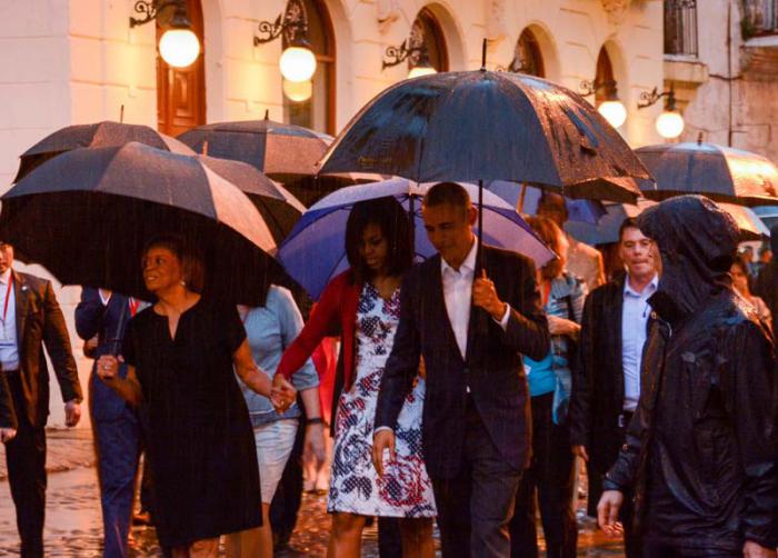 La lluvia estuvo presente en el recorrido del mandatario por La Habana Vieja. 