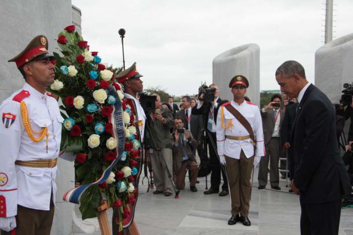 Barack Obama, presidente de los Estados Unidos de América coloca ofrenda floral a José Martí durante su visita a Cuba.