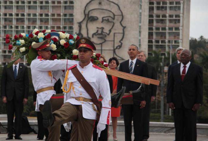 Barack Obama, presidente de los Estados Unidos de América coloca ofrenda floral a José Martí durante su visita a Cuba.