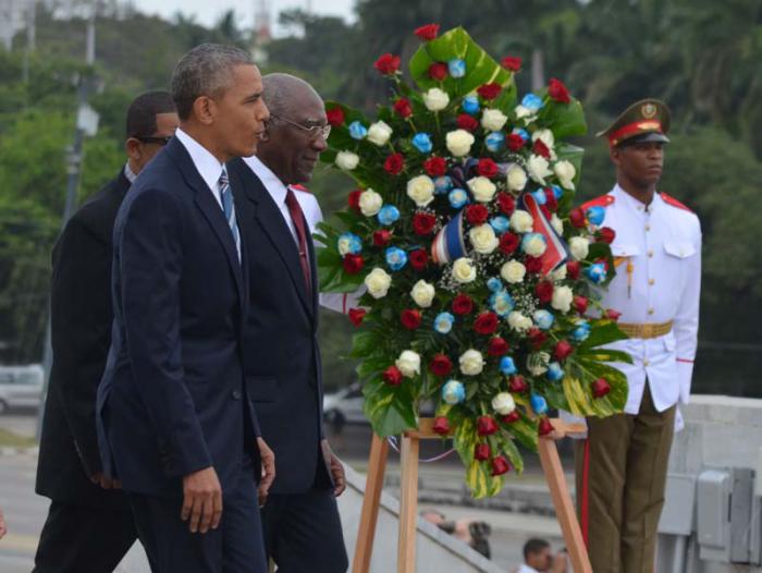 Barack Obama, presidente de los Estados Unidos de América realiza ofrenda floral a José Martí durante su visita a Cuba, le acompaña Salvador Valdés Mesa, vicepresidente del Consejo de Estado.