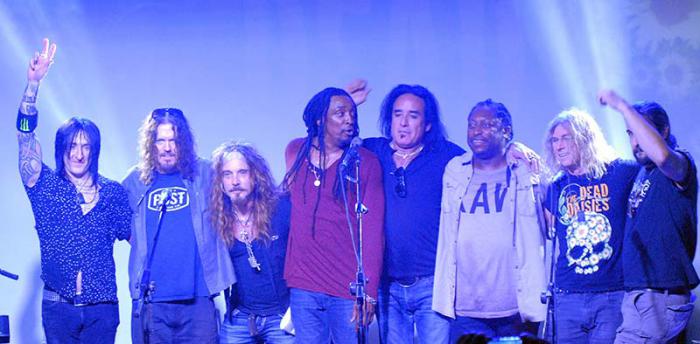 Marco Mendoza (centro) junto a los integrantes de la banda The Dead Daisies durante su viaje a La Habana. El bajista está flanqueado por Darryl Jones y Bernard Fowler de los Rolling Stones. 