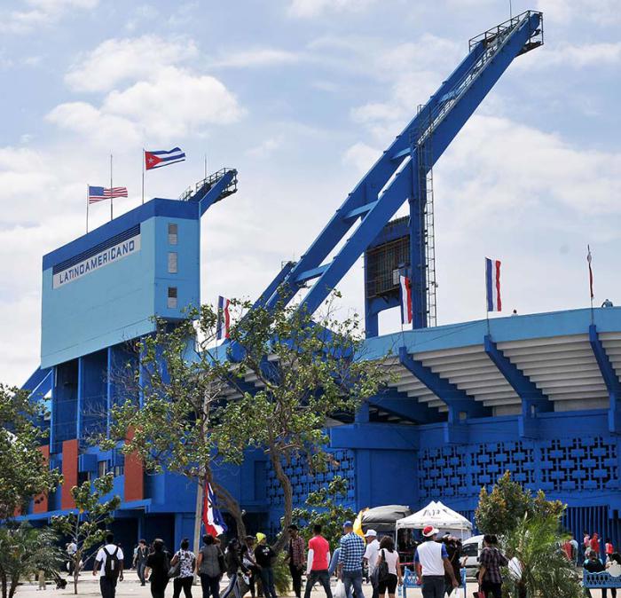 El Pueblo y numerosos extranjeros llegando al Estadio Latinoamericano para el Juego de Pelota entre Tampa Bay Rays de EE.UU. y Cuba. (foto Jorge Luis Gonzàlez) 22-3-16 Llegan01N9