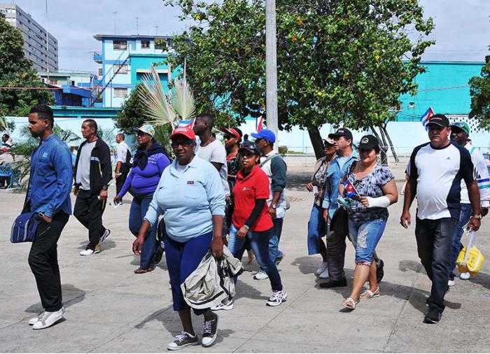 El Pueblo y numerosos extranjeros llegando al Estadio Latinoamericano para el Juego de Pelota entre Tampa Bay Rays de EE.UU. y Cuba. (foto Jorge Luis Gonzàlez) 22-3-16 Llegan04N9
