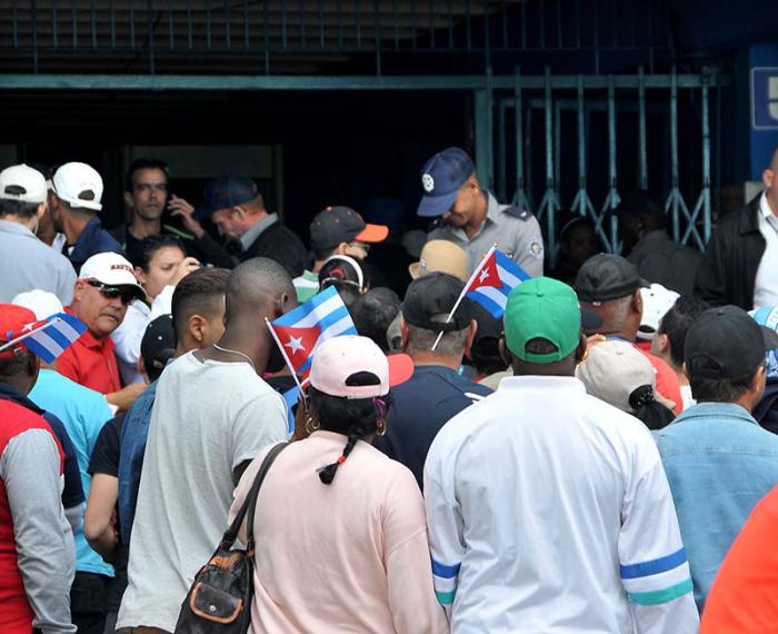 El Pueblo y numerosos extranjeros llegando al Estadio Latinoamericano para el Juego de Pelota entre Tampa Bay Rays de EE.UU. y Cuba. (foto Jorge Luis Gonzàlez) 22-3-16 Llegan07N9