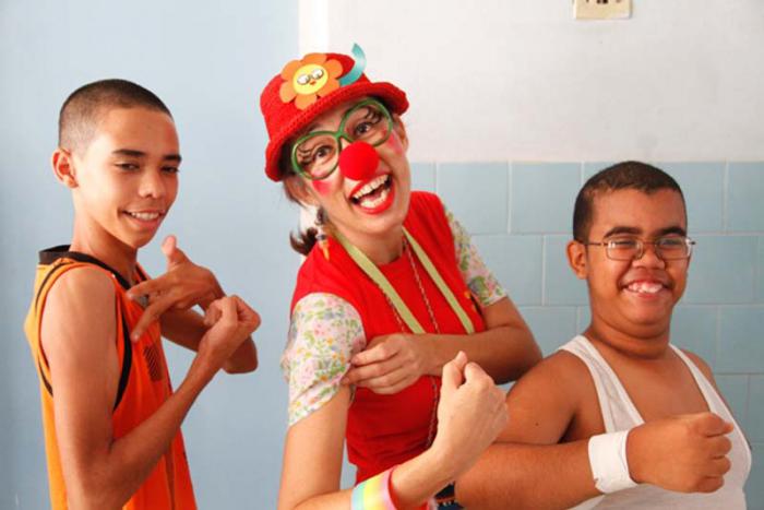 Una de las payasitas terapéuticas de La Colmenita junto a niños en el Juan Manuel Márquez. 
