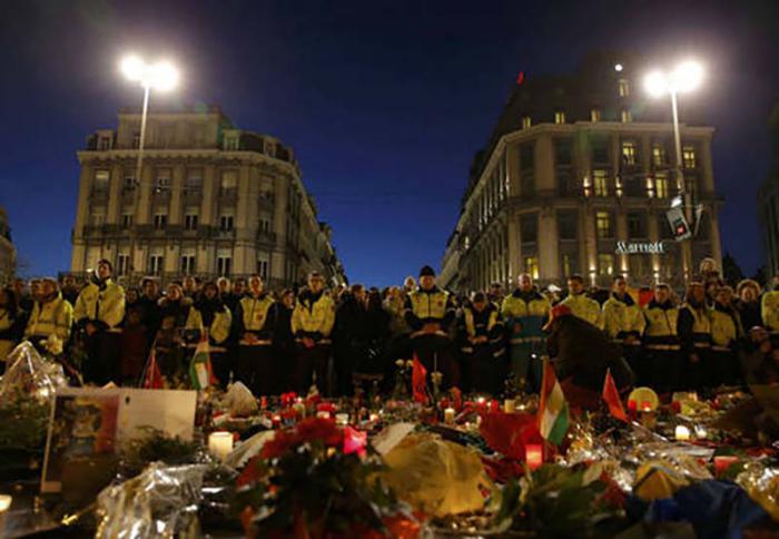 Rescatistas belgas rinden homenaje a las víctimas de Bruselas en la Plaza de la Bolsa. 