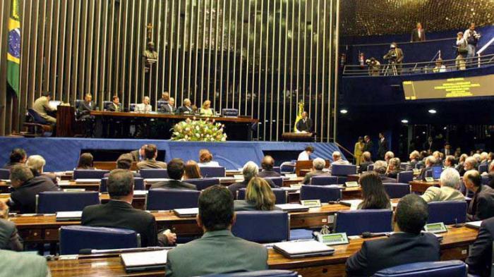 Los principales analistas políticos concuerdan en que un impeachment (moción de censura o juicio político) sin base legal, puede ser considerado un golpe de Estado. 
