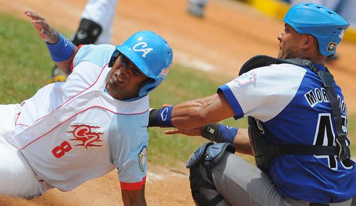 Beisbol-semifinal-IND vs CA 1mer juego jugada en el home llega quieto Raul Gonzalez y anota carrera para el equipo de ciego de avila Frank Camilo Morejòn cacher por industriales.