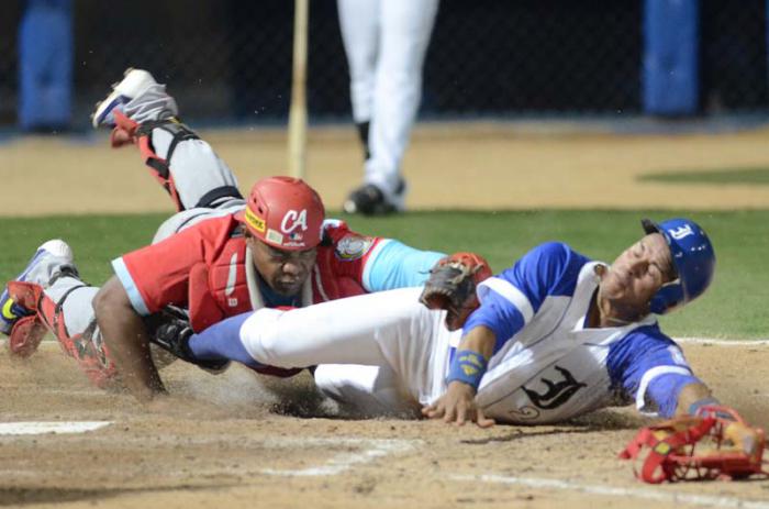 Beisbol-3ser partido semifinal CA vs IND out en home jugada el jugador de IND decretado out Aloma por el cacher Vazquez