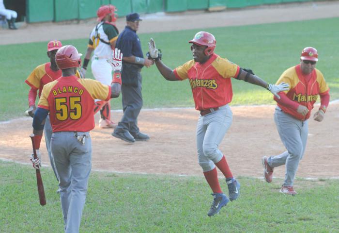 : William Luis (al centro) castigó como sustituto al pitcheo pinareño