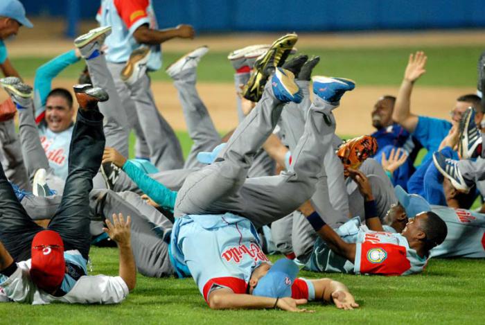 Beisbol-cuarto partido de la semifinal entre los equipos de ciego de avila e industriales, ganan el partido y la serie los avileños.
