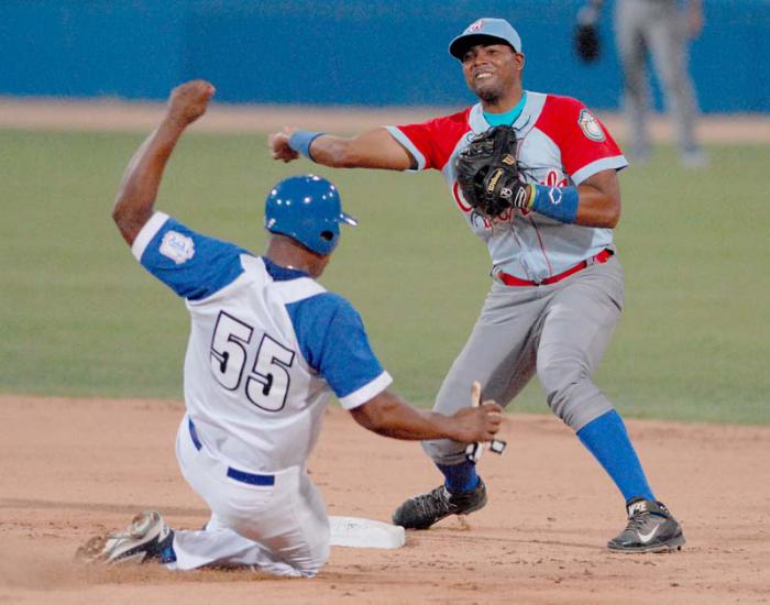 Beisbol-cuarto partido de la semifinal entre los equipos de ciego de avila e industriales, ganan el partido y la serie los avileños.