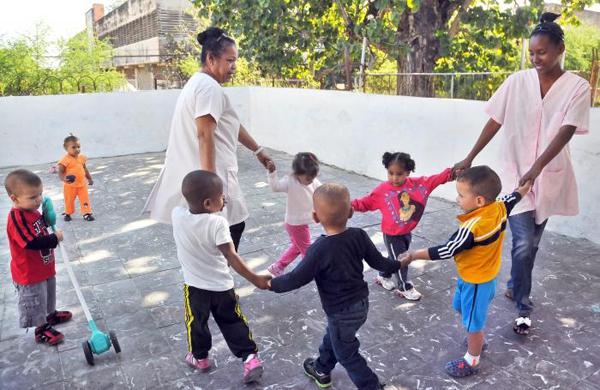 En cada círculo infantil los niños son atendidos por personal especializado con formación pedagógica.