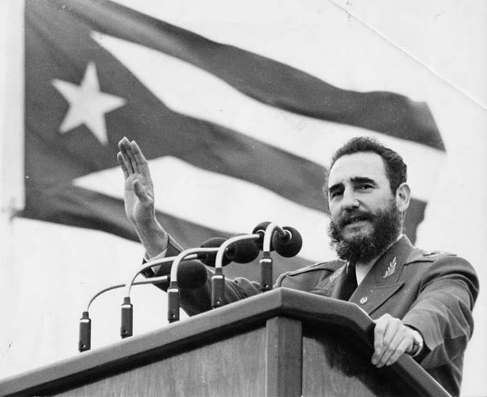 Fidel en el Acto en la Plaza de la Revolucion por el 1er.Congreso del Partido.
Diciembre de 1975.