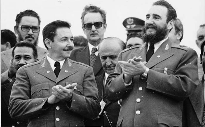 Fidel, Raul, Almeida, Jorge Risquet y Raul Garcìa Pelàez, en el acto en la Plaza de la Revolucion por el 1er.Congreso del Partido.
Diciembre de 1975.