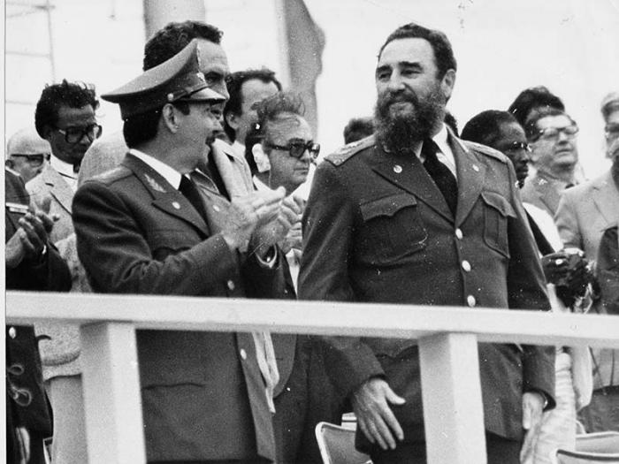 Fidel Castro y Raúl Castro en acto por el 2do. Congreso del Partido. 
Foto: Arnaldo Santos, 20 de diciembre de 1980.