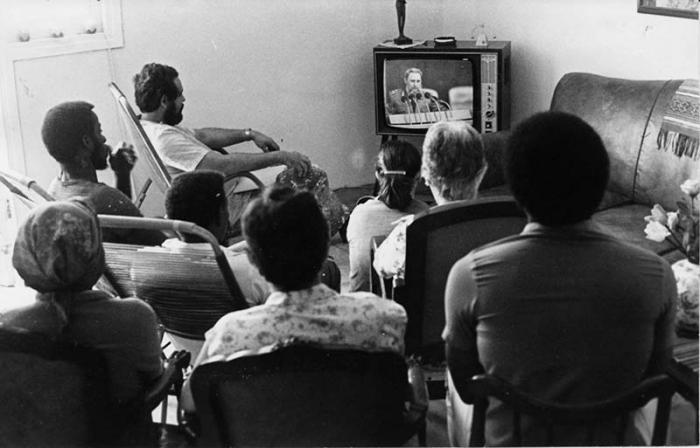 Familia sigue por la televisiòn el desarrollo del 3er. Congreso del Partido.
Foto:Felicia Hondal, 4 de febrero de 1986.