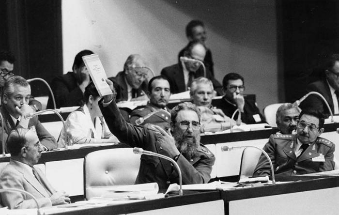 Fidel, Raul y Jose Machado Ventura  en el 3er. Congreso del Partido.
Foto:Liborio Noval, 30 de febrero de 1986.