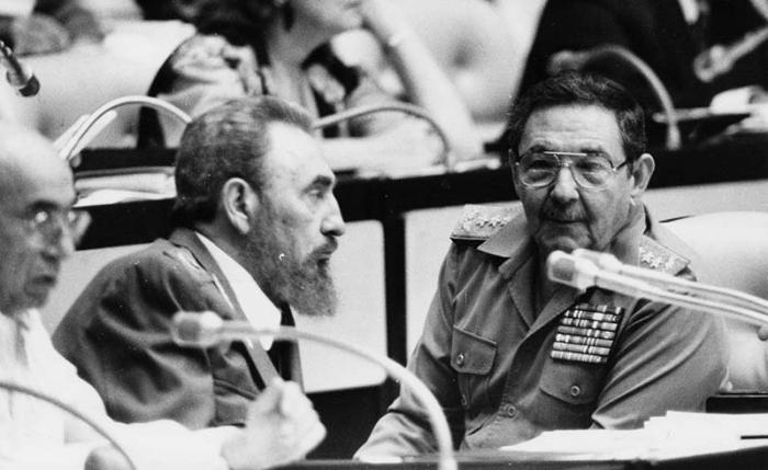 Fidel, Raúl y José Machado Ventura en el V Congreso del Partido. 