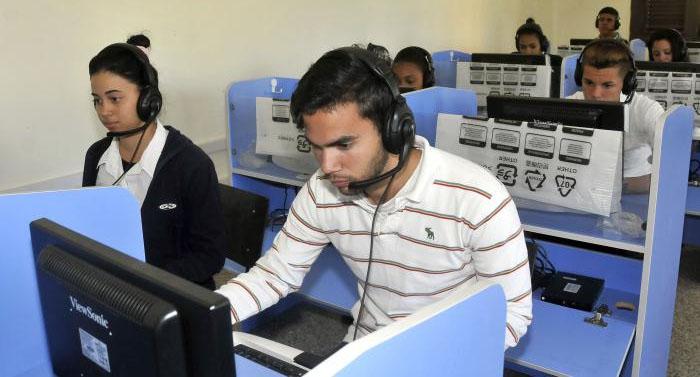 Contar con un laboratorio es una de las ventajas que tienen los estudiantes de Inglés a la hora de practicar la Comprensión Oral y Comprensión Auditiva. 