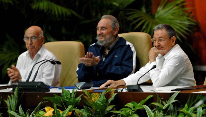 Clausura del 6to. Congreso del PCC con la presencia del Comandante en Jefe Fidel Castro Ruz. También el General de Ejército Raúl Castro Ruz y los otros miembros electos del Buró Político.