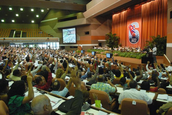 En el 6to. Congreso del PCC, las comisiones discutieron los dictámenes y más tarde, en plenario, aprobaron la candidatura a miembro del CCPCC y ejercieron el voto.