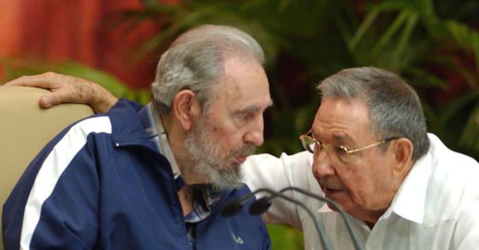 Fifdel y Raúl en la clausura del 6to. Congreso del PCC.
