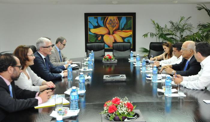 Recibe Ricardo Cabrisas Ruiz, vicepresidente del Consejo de Ministros a Geert Bourgeois, Ministro Presidente de la Región de Flandes en Bélgica. 