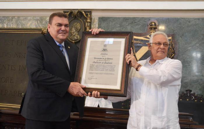 Acto de entrega de condición de excelencia a la Universidad de La Habana, en el Aula Magna de la UH. En la foto Gustavo Cobreira Suárez (i), rector de la UH, junto a  Rodolfo Alarcón Ortiz, Ministro de Educación Superior, muestran el título Condición de Excelencia.