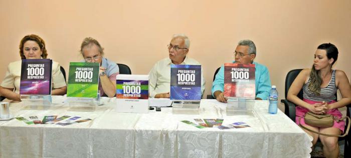 Presentación en la editorial Félix Varela de la Enciclopedia cubana los presentadores de izquierda a derecha Adís Maricela Pico Directora de la Editorial Félix Varela, Dr. Ernesto Altchuter Álvarez autor del tomo Universo, Dr. Carlos Sánchez Fernández, Coordinador general, Dr. Francisco Figueredo autor del Tomo Sociedad y Daylin Balladolid  Profesora del ISDI.