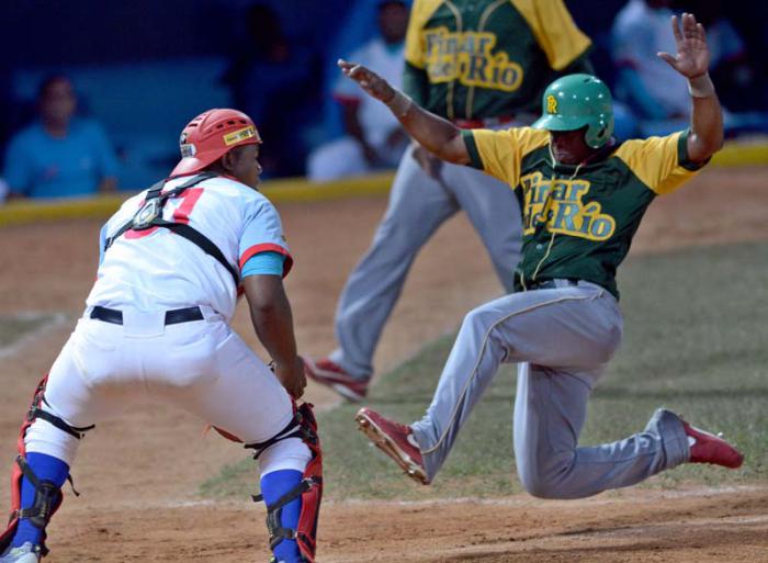 Beisbol-Final-Serie-55-CA vs PR 1mer juego jugada en home Reinier Leon PR Vasquez CA